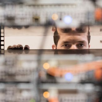 Techniker überprüft Serverraum