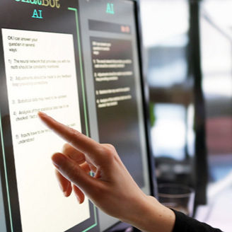 Zeigefinger auf Touchscreen
