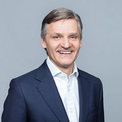 Porträt von Klaus Mittermaier vor einem hellgrauen Hintergrund