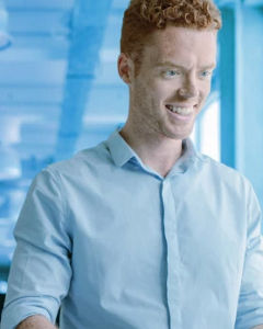 Männliche Person am Computer