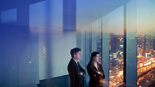 Kollegen schauen aus Fenster