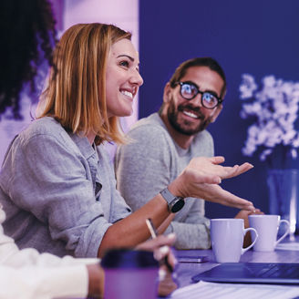 Vrouw licht dingen toe aan collega's  in een meeting op kantoor
