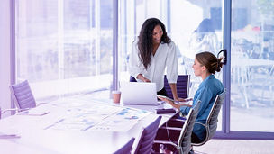 Kolleginnen im Gespräch