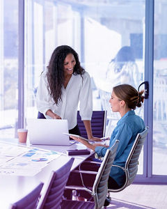 Kolleginnen im Gespräch