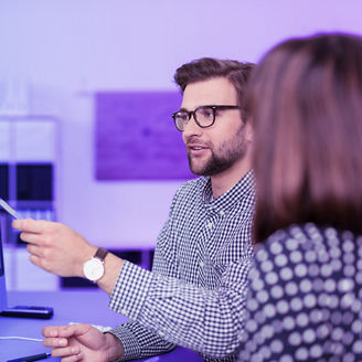 Man en vrouw werken samen
