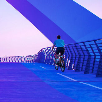 Ein Radfahrer auf der Brücke