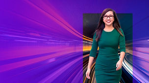 Frau in einem Tunnel aus Lichtstreifen