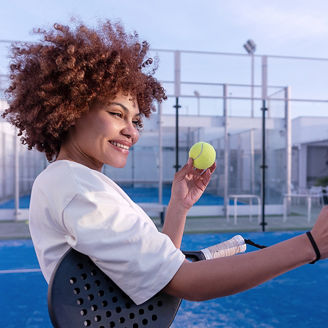 Eine Frau vlogged auf einem Tennisplatz