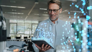 Industry 4.0, the engineer works networked on a project.
