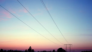 Kraftledninger i solnedgang