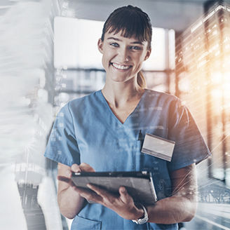 lächelnde Krankenschwester mit einem Tablet in der Hand