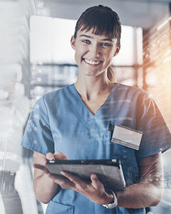 lächelnde Krankenschwester mit einem Tablett in der Hand