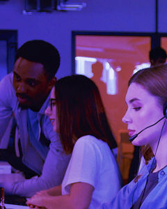 Humans and robots in a call center