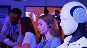 Roboter Arbeitet mit Menschen in Kundenservice