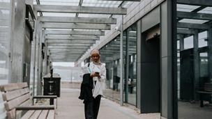 Person presenterer i møte foran skjerm i møterom