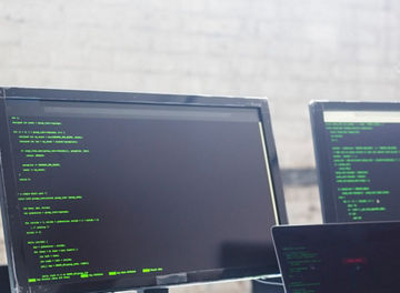 person koder på jobb