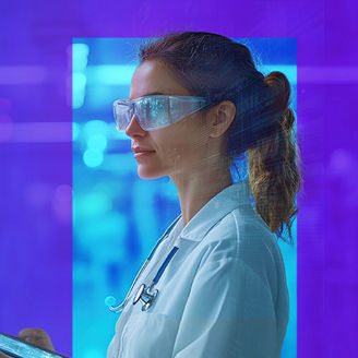 Vrouwlijke arts met een 3D bril focust vooruit