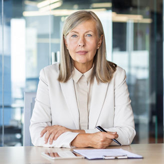Vrouw kijkend in de camera