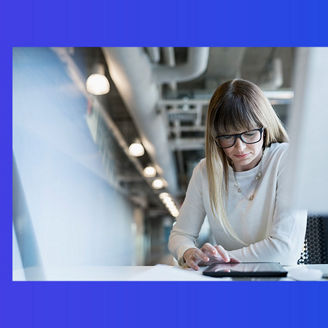 Mulher a olhar para tablet