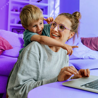 kind met vrouw kijken naar laptop