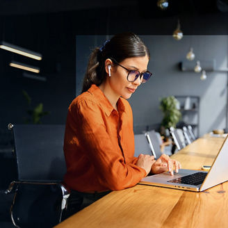 Lady working on laptop banner