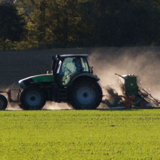 Traktor auf dem Feld