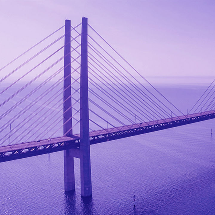Lange Brücke im Wasser
