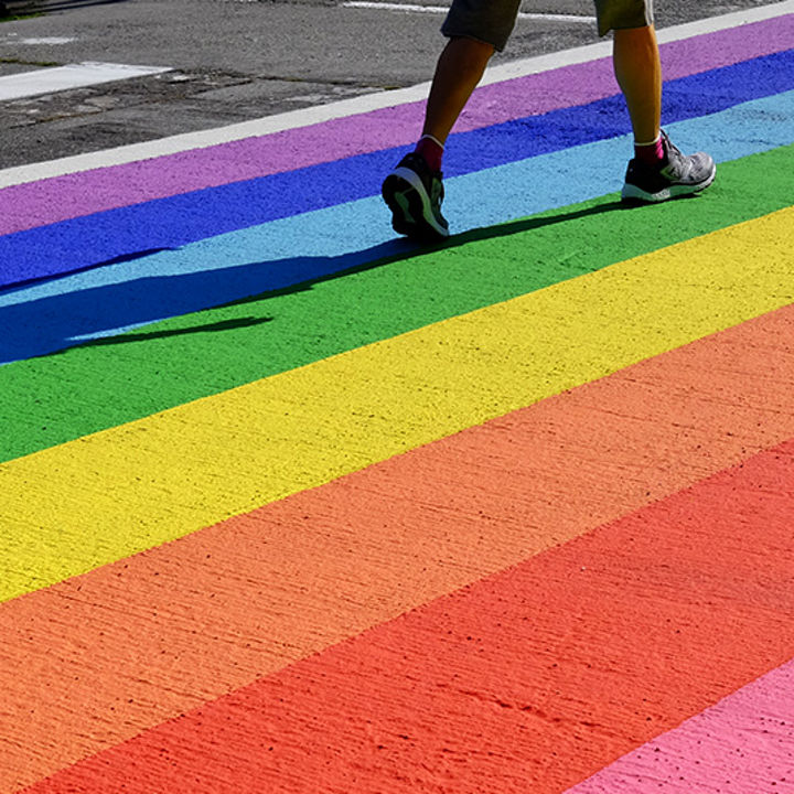 toma áerea de niños formando un círculo, tomados de las manos
