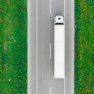 LKW von oben am Rapsfeld