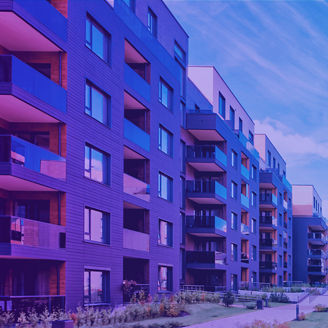 Lila Wohnungsgebäude mit einem blauen Himmel