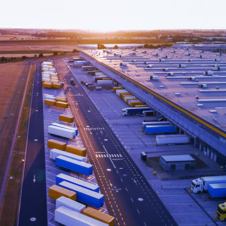 LKWs und Container am Lagerbereich