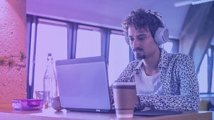 Mensch arbeitet am Notebook