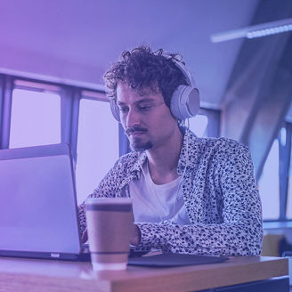 Mann arbeitet am Notebook