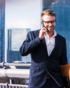 Mann telefoniert