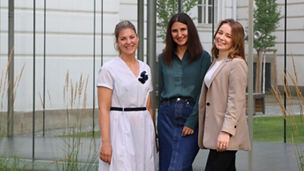 Madita mit ihren Kolleginnen Ivana und Franziska im Innenhof am KPMG Standort Wien