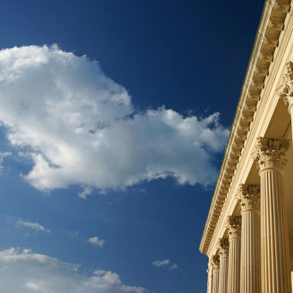 Frau in digitaler Welt