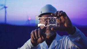 Mannelijke werker gebruikt technologie