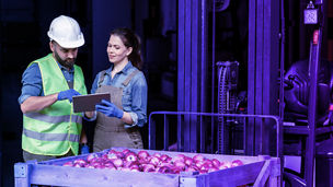 man en vrouw checken appels