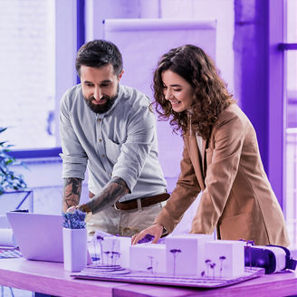 man en vrouw kijken naar laptop