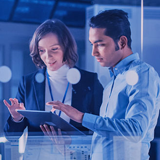 muz a zena pozerajuci na tablet