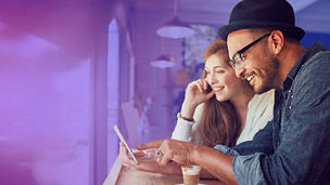 man en vrouw naar tablet aan het kijken in een koffiezaak