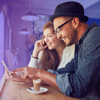 man en vrouw naar tablet aan het kijken in een koffiezaak