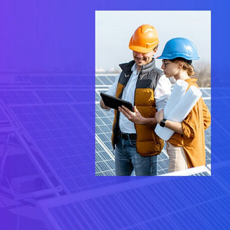 Homem e mulher com capacetes a verificar planos num tablet de roda de paineís solares