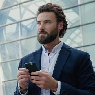 Homem com um telemóvel