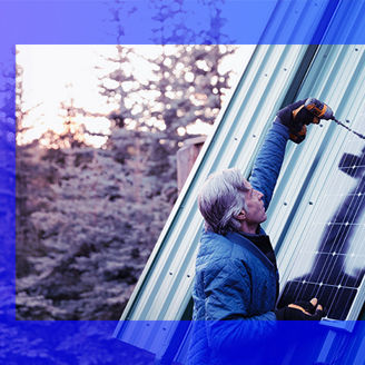 Homem a instalar um painel solar num telhado usando um berbequim e no fundo árvores