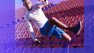 man springt over railing
