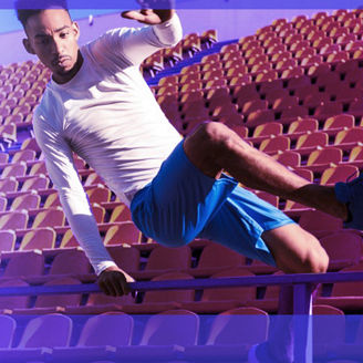 man springt over railing