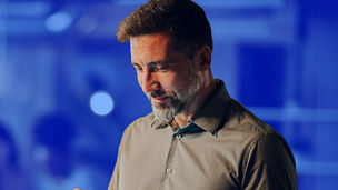 Man kijkt naar tablet