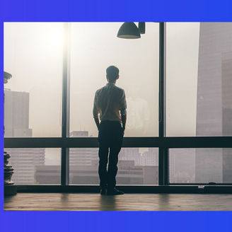 muz pozerajuci von oknom