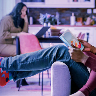 Homem a ler para a sua filha